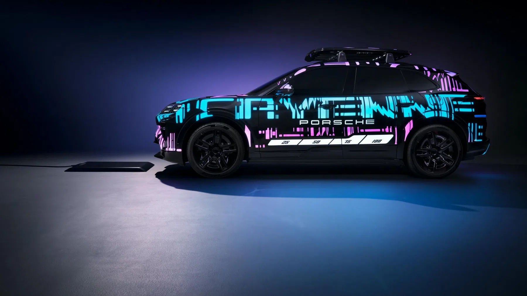 De nieuwe Porsche Cayenne met de oplaadmat